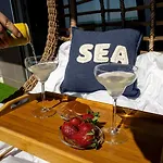 The Salt House - 2br, First Row, Beachfront Apartament