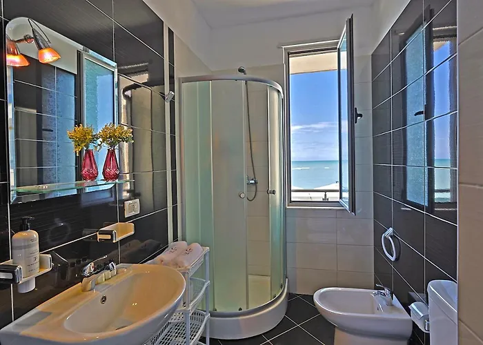 The Salt House - 2br, First Row, Beachfront Apartament *