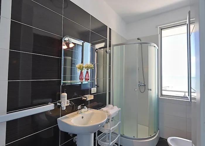 The Salt House - 2br, First Row, Beachfront Apartament *