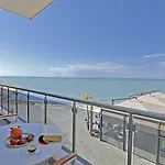 The Salt House - 2br, First Row, Beachfront Lägenhet