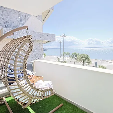 The Salt House - 2br, First Row, Beachfront Apartment