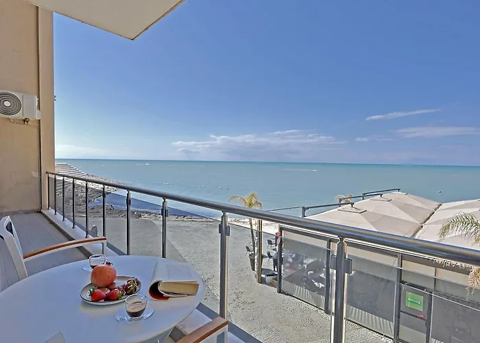 The Salt House - 2br, First Row, Beachfront Apartment