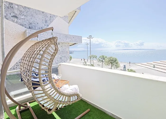 The Salt House - 2br, First Row, Beachfront Apartment