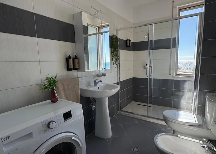 The Salt House - 2br, First Row, Beachfront Apartment